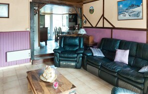 TV, fireplace - Gorgeous home in Longvilliers with WiFi (Longvilliers)