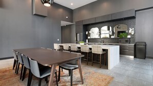 Dining - Historic Charm + Modern Comfort for Tourists (Chicago)