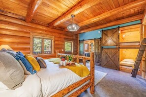 5 bedrooms, desk, iron/ironing board, travel crib