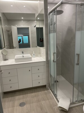 Regadera, amenidades de baño ecológicas, secadora de cabello, toallas 