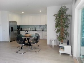 Réfrigérateur, four à micro-ondes, un four, surface de cuisson