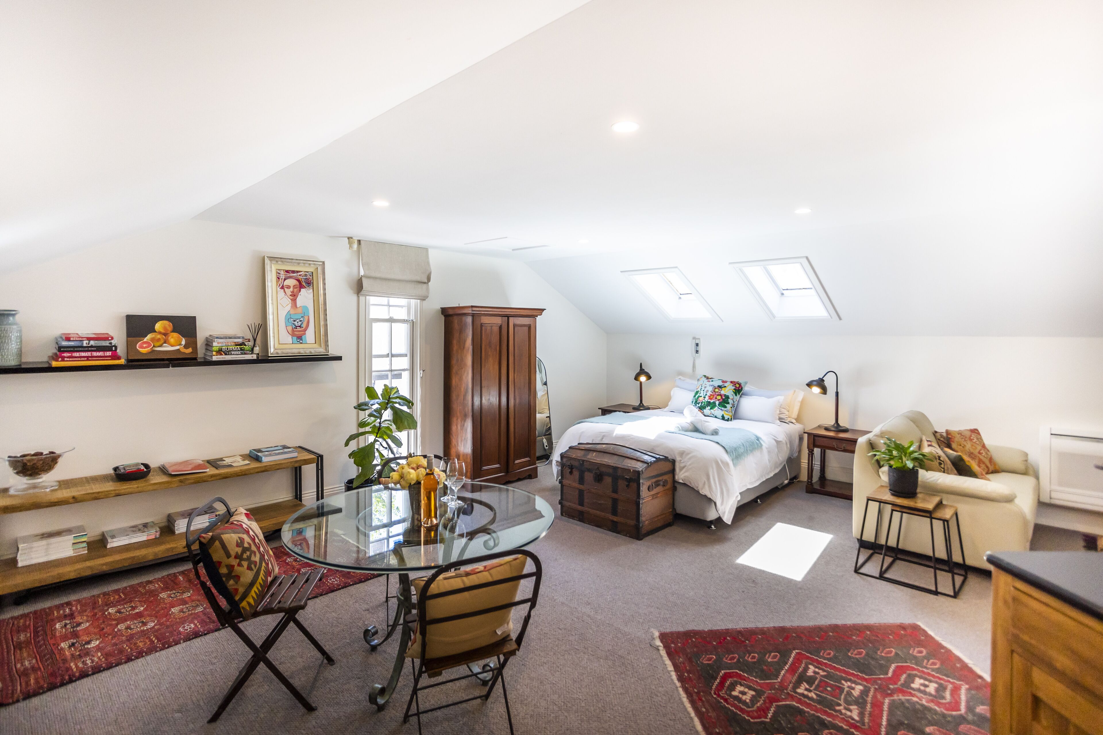 1 غرفة نوم ومكتب وتجهيزات عازلة للصوت ومكواة/لوح كي