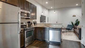 Refrigerador, microondas, horno y parrilla de estufa