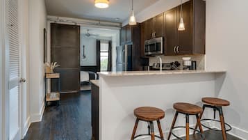 KĂŒhlschrank, Mikrowelle, Ofen, Herdplatte