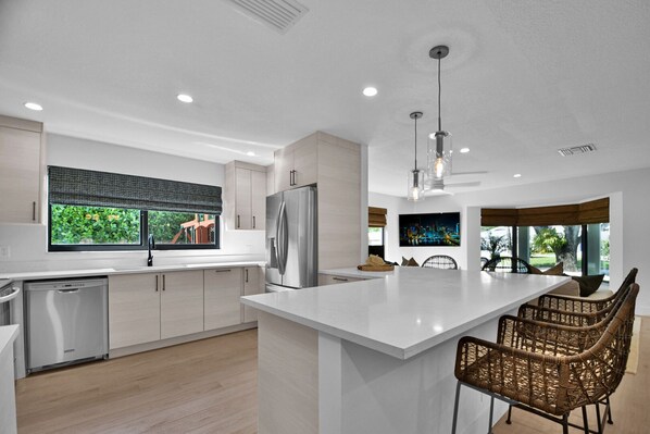 Fridge, microwave, oven, stovetop - 501 Managed By Brampton Park (Delray Beach)