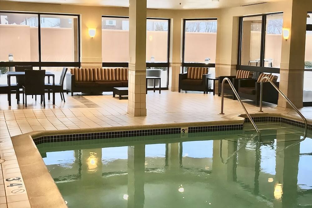Quick Drive to Spring Hill Mall, FREE Parking, Enjoy Indoor Swimming Pool!