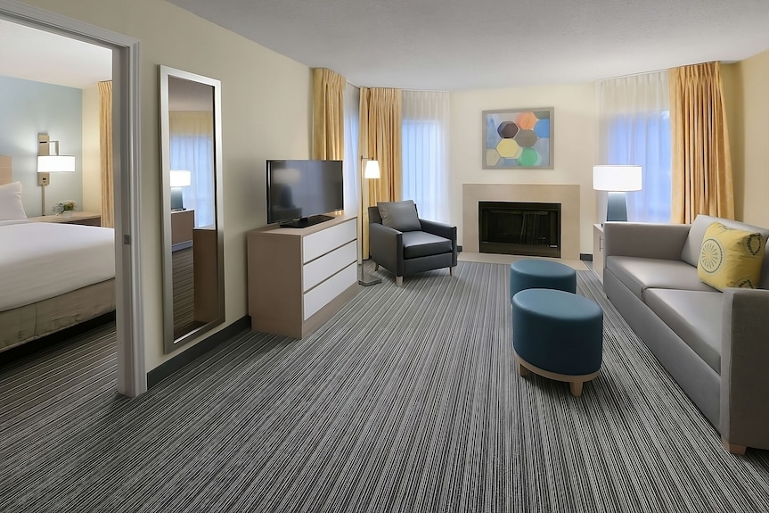 Convenient Stay In Montgomery! 3 Relaxing Units, Onsite Pool, Pets Allowed - Montgomery, AL
