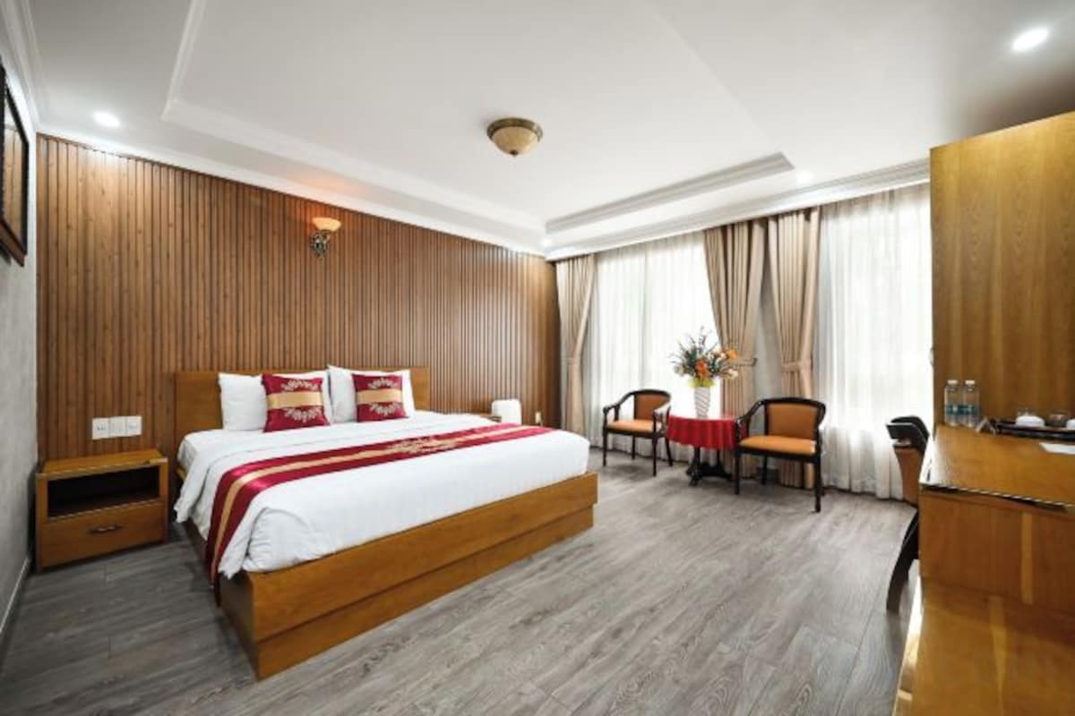 Minibar, desk, soundproofing, iron/ironing board