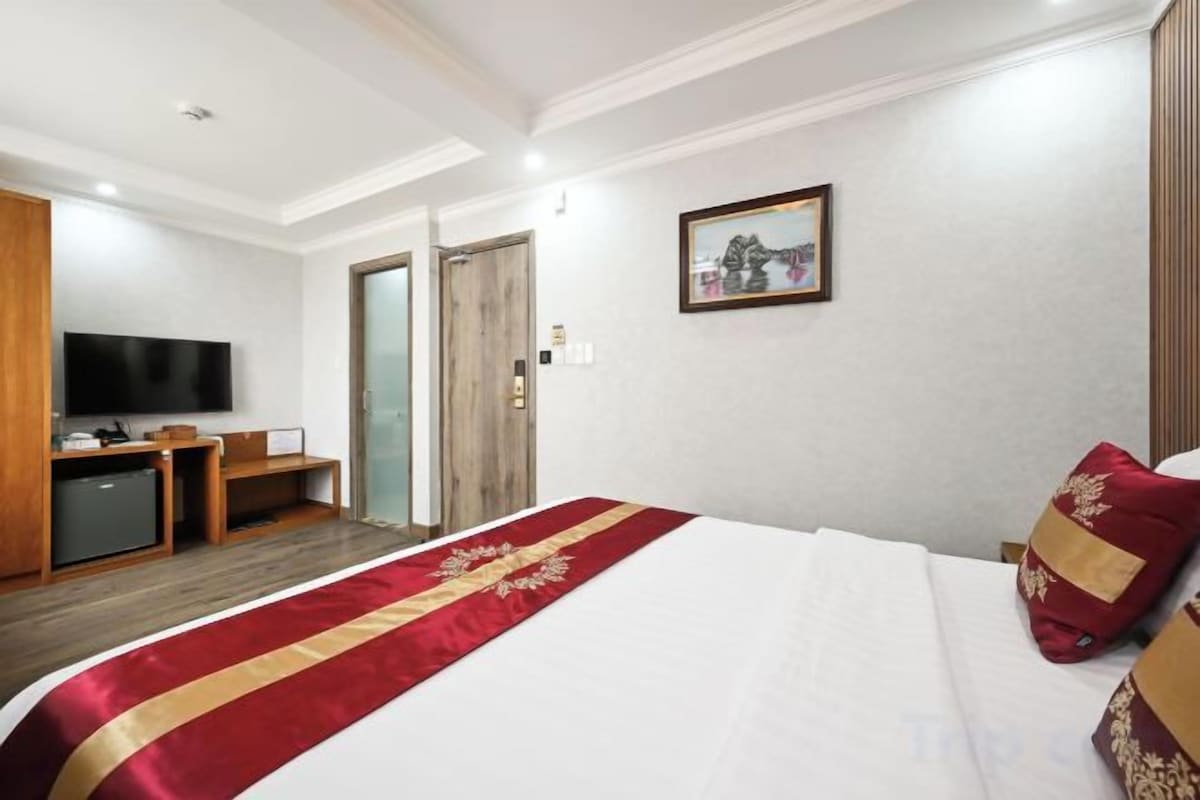 Minibar, desk, soundproofing, iron/ironing board