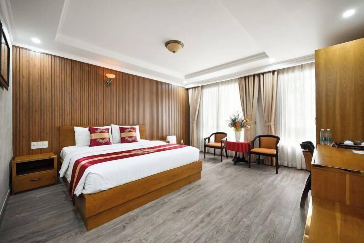 Minibar, meja kerja, kedap suara, dan setrika/meja setrika