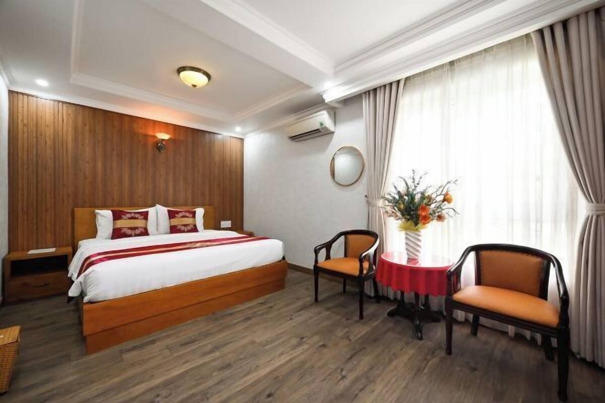 Minibar, meja kerja, kedap suara, dan setrika/meja setrika