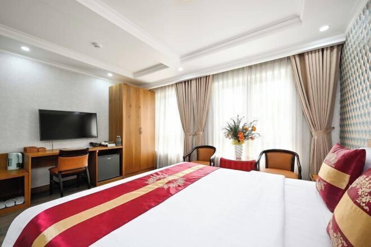 Minibar, meja kerja, kedap suara, dan setrika/meja setrika