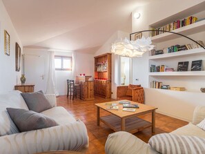 Televisión y chimenea