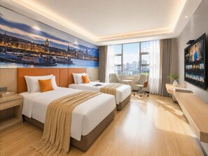 Ein Hotelzimmer mit zwei Betten, einem Schreibtisch, einem Stuhl und einem großen Fenster mit Blick auf die Stadt.