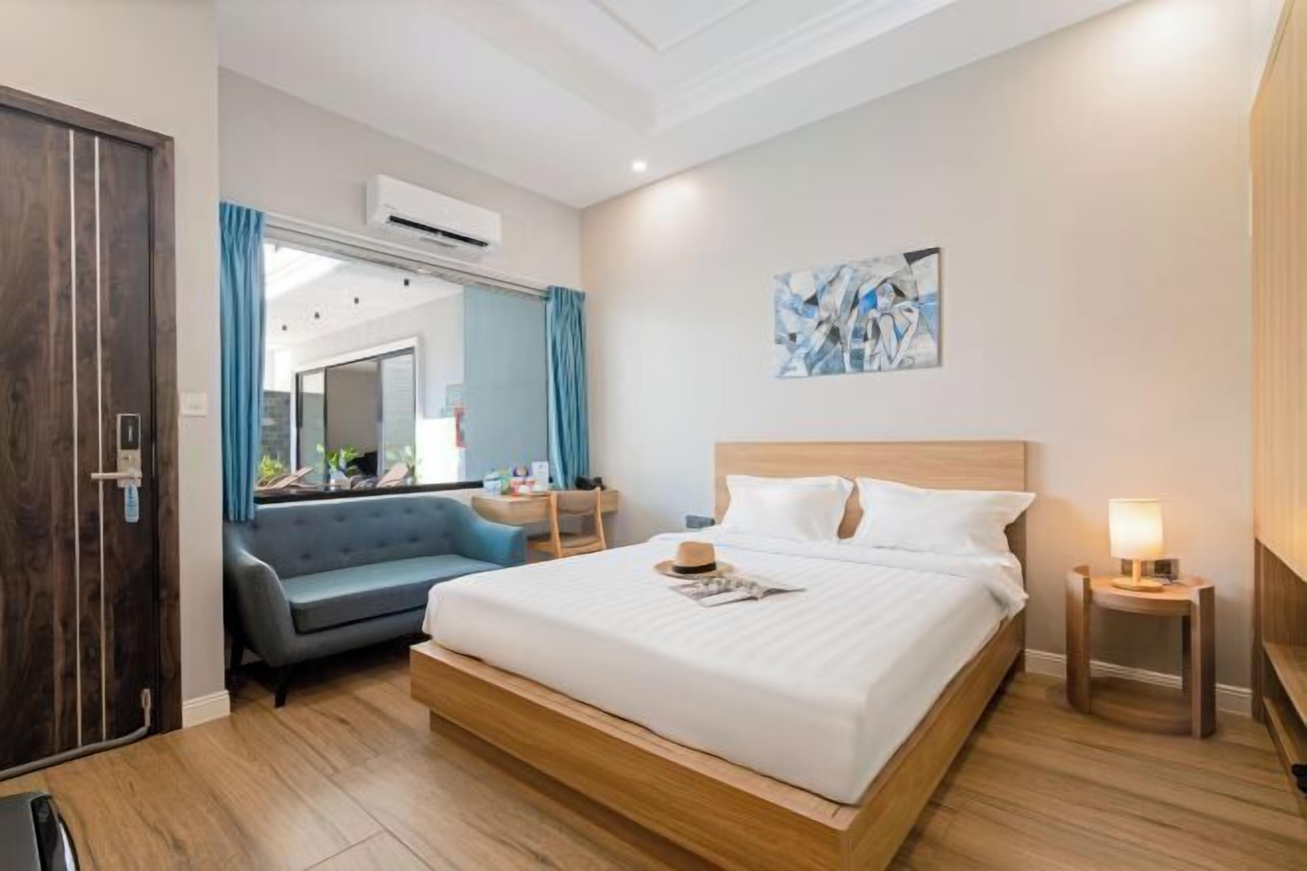 Minibar, desk, laptop workspace, blackout drapes