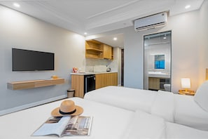 Deluxe Studio King or Twin | Minibar, desk, laptop workspace, blackout drapes
