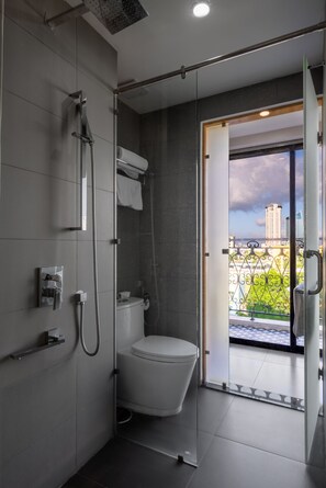 Ilmaiset hygieniatuotteet, hiustenkuivaaja, tohvelit, pyyhkeet