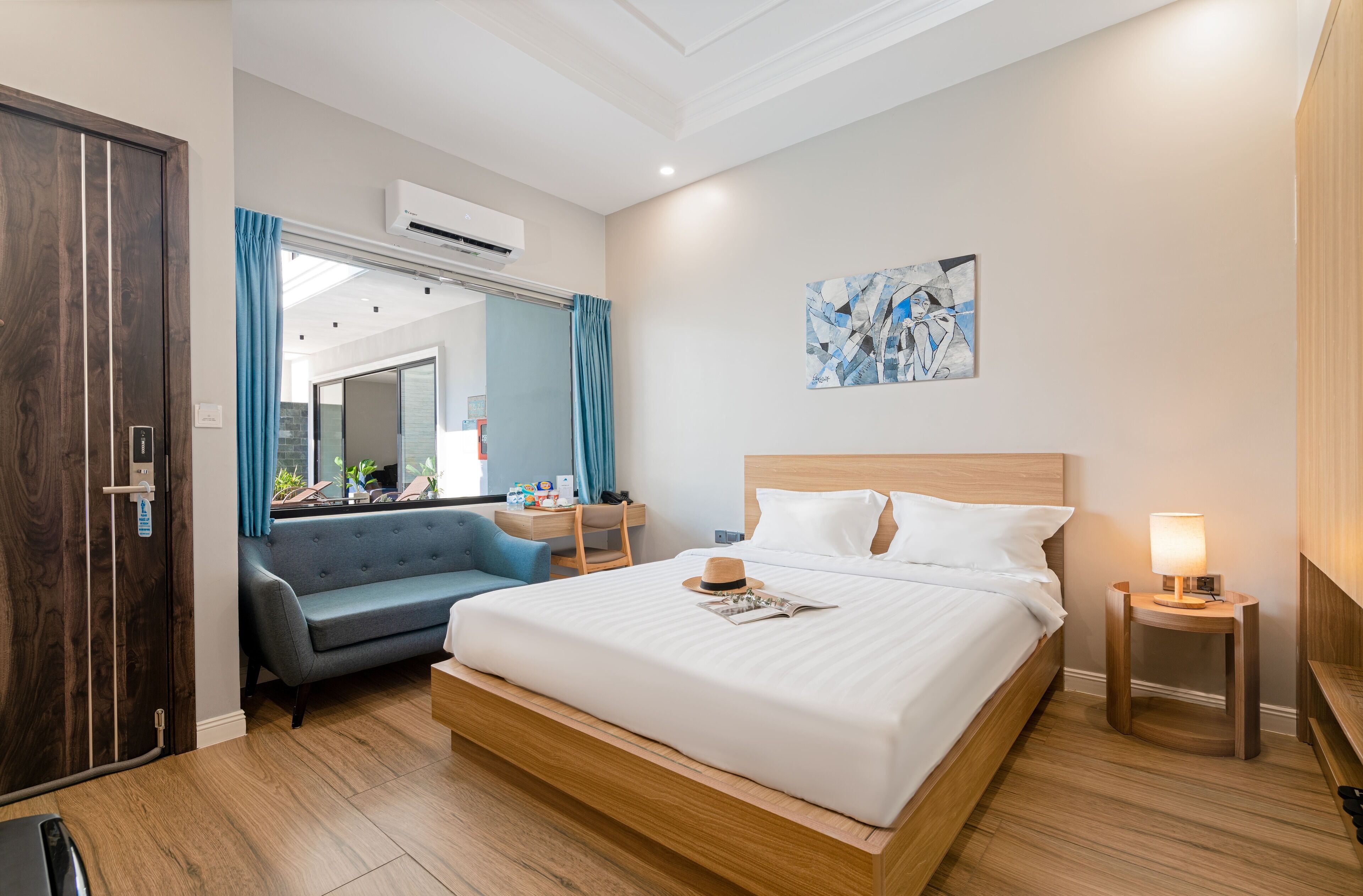 Studio with Pool View | Minibar, desk, laptop workspace, blackout curtains
