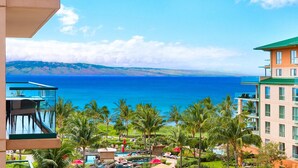 Un resort con vistas al océano, palmeras y una zona de piscina.