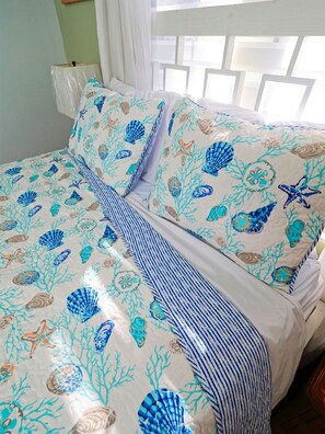 3 habitaciones, escritorio y tabla de planchar con plancha