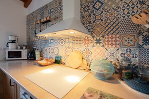 Kühlschrank, Mikrowelle, Ofen, Herdplatte