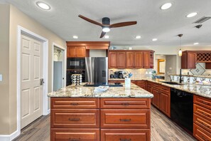 Kylskåp, mikrovågsugn, ugn och spishäll