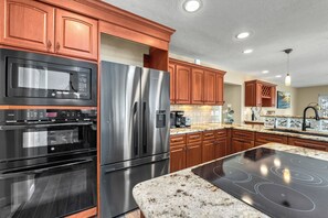 Kylskåp, mikrovågsugn, ugn och spishäll