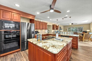 Kjøleskap, mikrobølgeovn, ovn og kokeplater