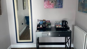 A hotel room with a desk, a coffee maker, and a mirror. - Brighouse Studio - Pet Friendly! - Free Parking (Brighouse)