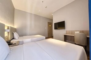 A hotel room with two beds, a desk, a chair, a TV, and a door. - 7 Days Premium (Chongqing Beibei Metro Southwest University Store) (Chongqing)