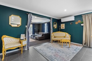 Smart TV - Royal Romanesque holiday house in Dakabin / 3 min to shops (Dakabin)