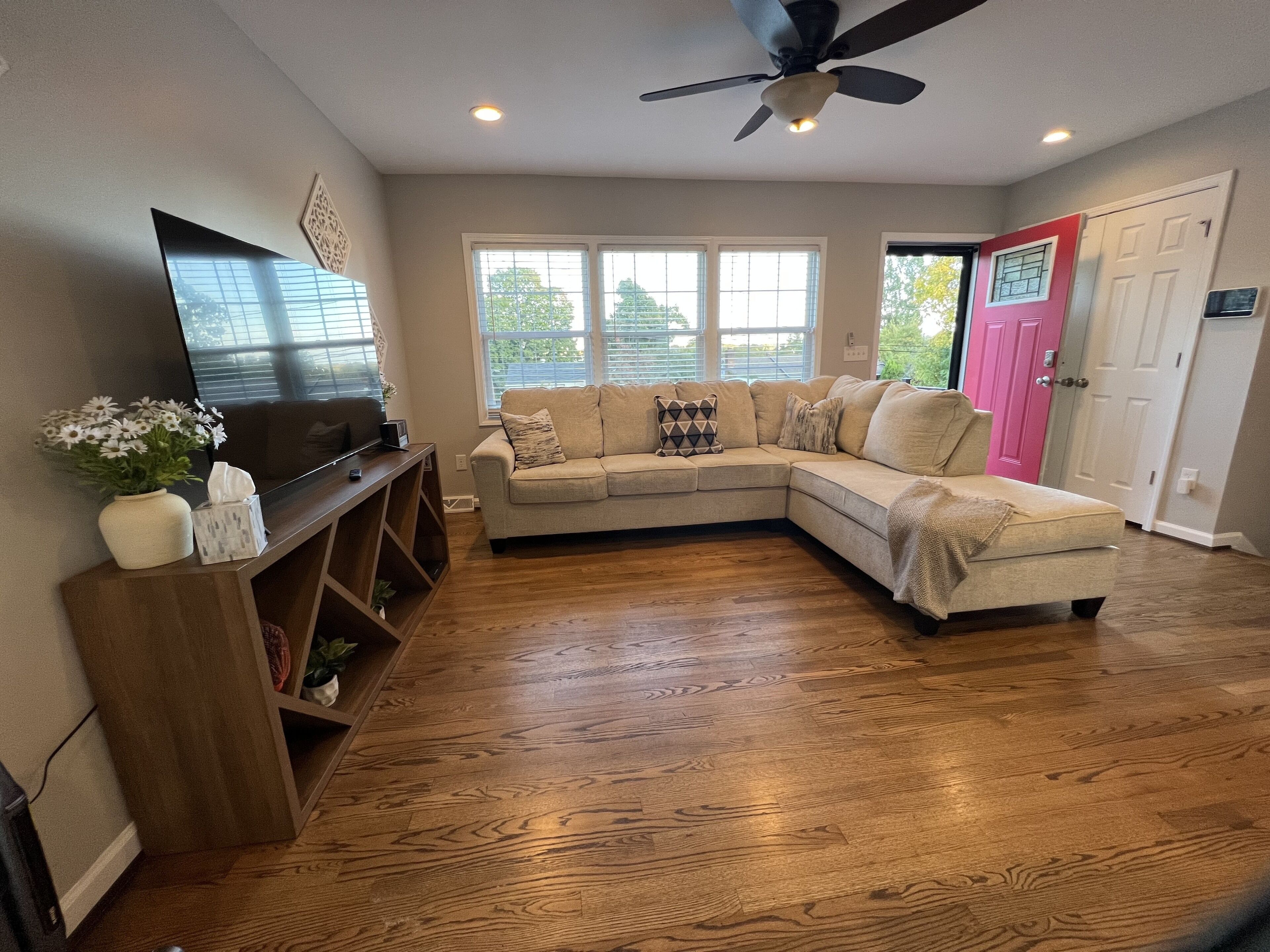 Beautiful Newly listed home, Newly Remodeled Home 5beds/sleeps 9 close to DT GSO