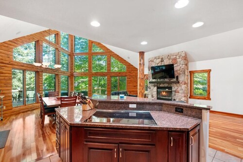 Shanty Creek · Spacious 5-bdr cabin w/hot tub & golf course view!