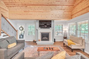 Fernseher, Kamin, Videospiele, Tischtennisplatte