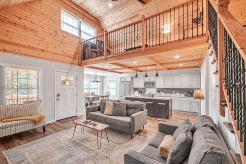 Scenic Mountain Retreat with a Pool Hot Tub Game Room