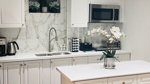Basic Apartment, 2 Bedrooms | Private kitchen | Kitchen islands - Luxurious 2 Bedroom Basement Apartment (Richmond Hill)