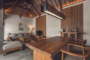 Villa, 2 Schlafzimmer, eigener Pool (Bath Tub) | Wohnbereich | LED-Fernseher, Netflix, Streaming-Dienste