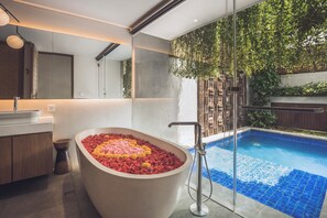 Separate bathtub and shower, rainfall showerhead, free toiletries - Teratai Villa Canggu by Ini Vie Hospitality (Canggu)