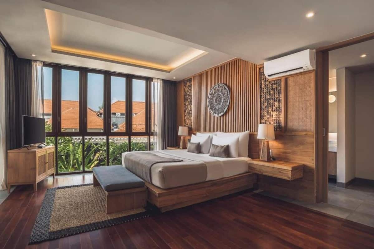 Minibar, màn/rèm cản sáng, bàn ủi/dụng cụ ủi quần áo 