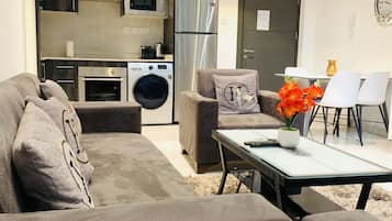 Luxe appartement, 2 slaapkamers | Woonruimte | Een 43-inch smart-tv met satellietzenders en televisie