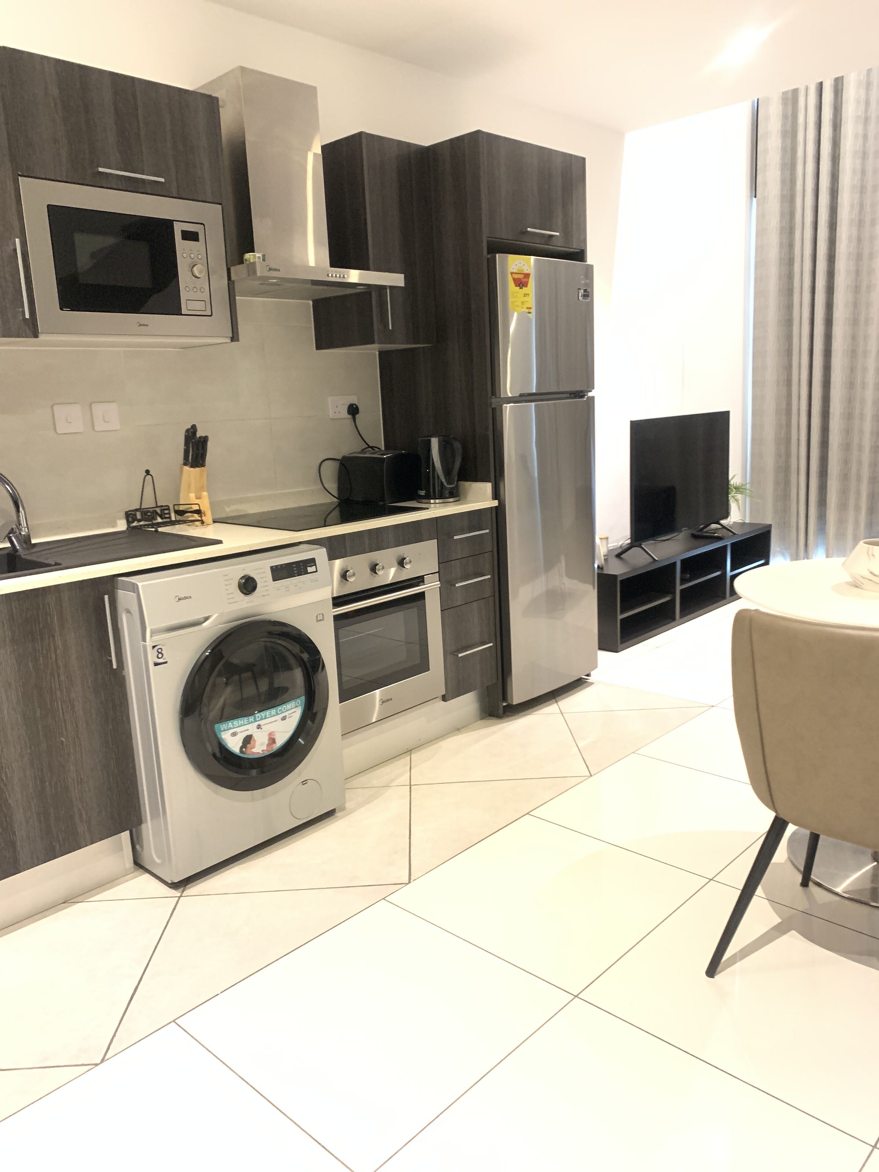 Dúplex exclusivo, 1 habitación | Cocina privada | Frigorífico, microondas, placa de cocina y hervidor eléctrico