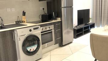 Exclusieve maisonnette, 1 slaapkamer | Privékeuken | Een koelkast, een microgolfoven, een kookplaat, een waterkoker