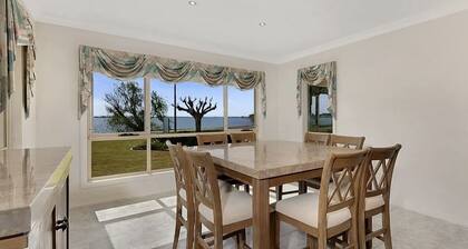 Luxury Waterfront Pet Friendly Accomodation.