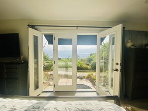 4 bedrooms, desk, iron/ironing board, WiFi