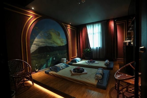 A room with a large arched window, two beds, a chair, and a small table with a tray. - Moon Palace Hotel Huizhou (Huizhou)