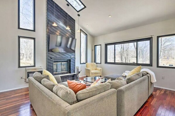 Living area - Relaxing Poconos Retreat with Fireplace (Tobyhanna)