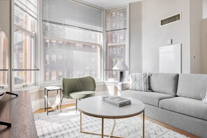 TV, stereo - Ideal Loop 2 BR w/ Gym & Doorman, 3 blocks from Grant Park, by Blueground (Chicago)