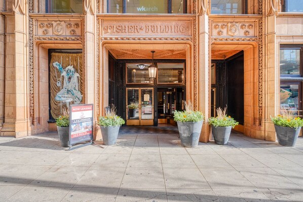 Exterior detail - Ideal Loop 2 BR w/ Gym & Doorman, 3 blocks from Grant Park, by Blueground (Chicago)