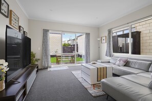 Townhome | Living area | 42-inch TV with cable channels, Netflix, streaming services