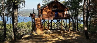 Crockett's Escape Treehouse on Greers Ferry Lake
